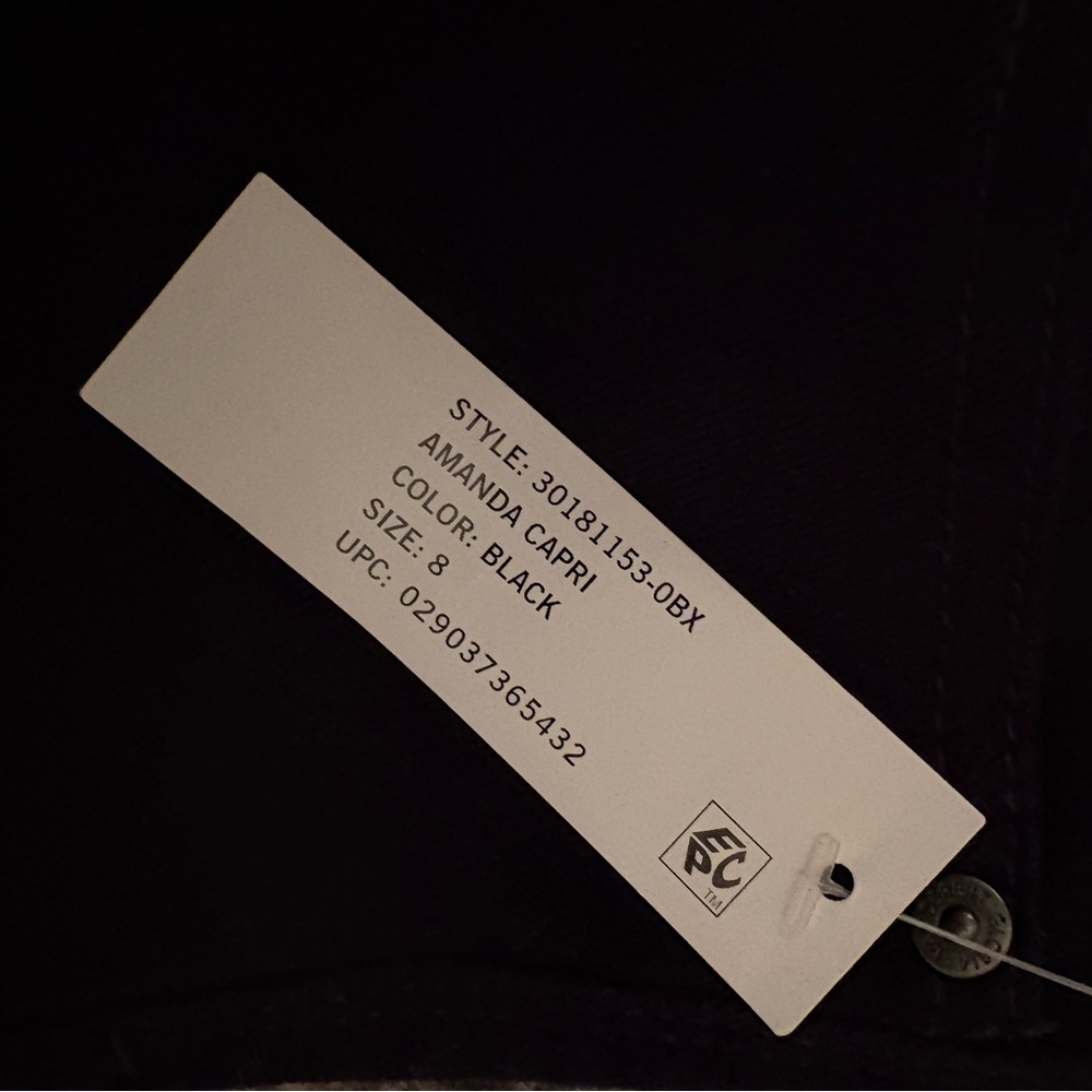 Gloria Vanderbilt Black Capris - Picture 8 of 8